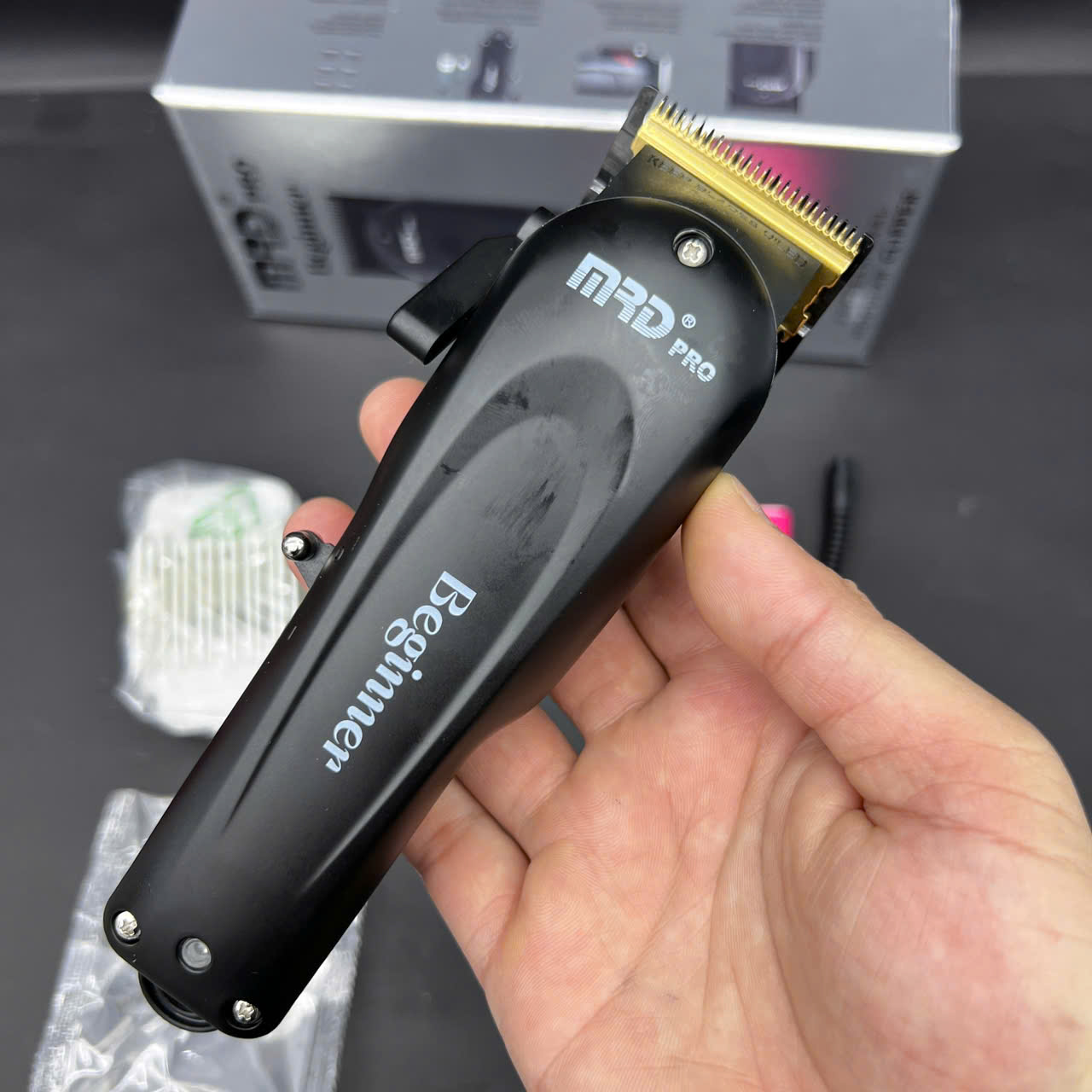 TÔNG ĐƠ CẮT TÓC CHUYÊN NGHIỆP HC-3969-2-Đen – LƯỠI SẮC, PIN KHỎE, SIÊU ÊM - Ảnh 4